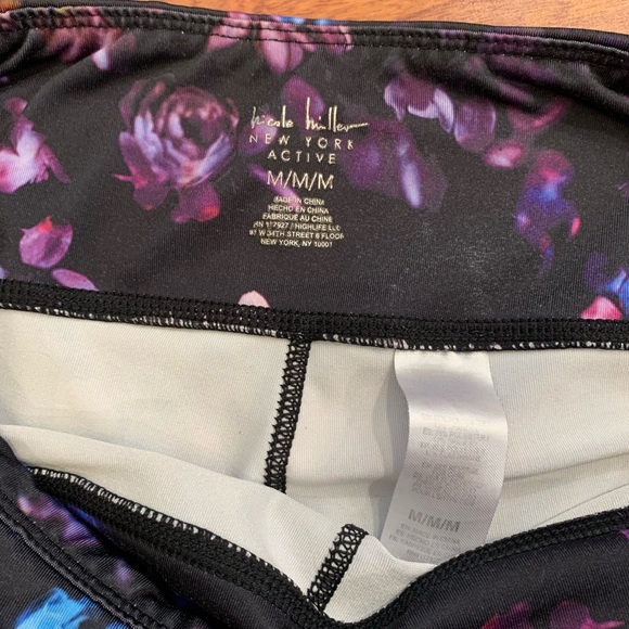 Bundle of 4 workout leggings. Size Medium - Picture 8 of 14